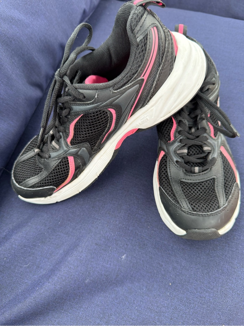 Avia EUC pink & black ladies sneakers